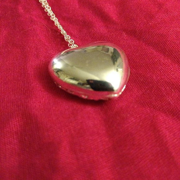 Glow on the dark heart pendant with chain - Picture 3 of 4
